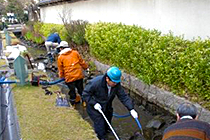 白山ホタルの路の水路清掃