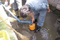 白山ホタルの路の水路清掃